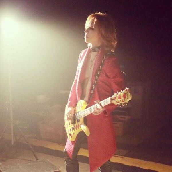YOSHIKI、HIDEさん愛用ギター抱えた写真公開「Miss you」