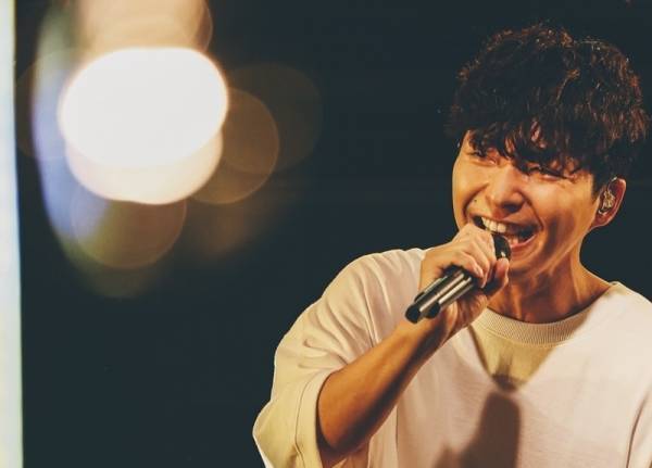 星野源、10周年記念配信ライブ開催! 原点の地でファンに感謝「ありがとう」