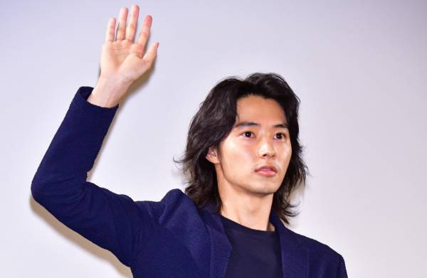 山崎賢人、相手役の松岡茉優を「本当に頼もしい同世代の女優さん」と絶賛
