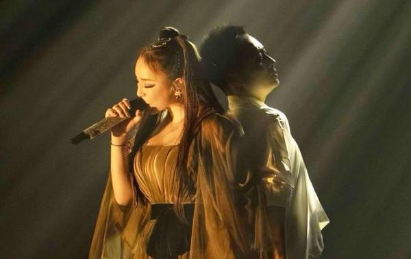 浜崎あゆみ、オンラインライブで16曲熱唱! 我が子への思い込めた新曲も初披露