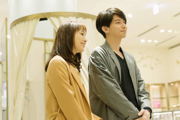 大倉忠義＆咲妃みゆ、夫婦役のツーショット! 撮影では「気持ちが救われた」