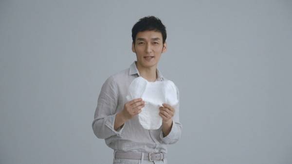 草なぎ剛、大人用紙おむつCM出演! 即興でチャーミングなダンスも披露