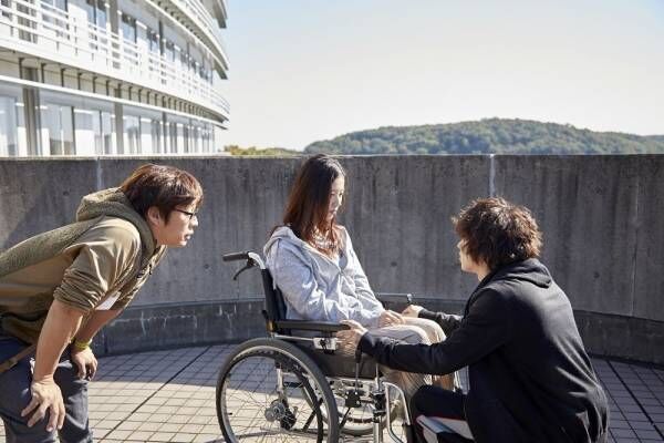 車椅子の吉高由里子に、横浜流星が語りかける…W主演映画メイキング写真公開