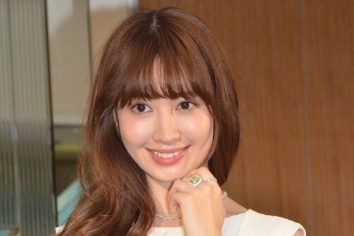 篠田麻里子、小嶋陽菜の“弾丸ハワイ旅行”明かす「24時間も滞在しない」