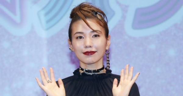 仲里依紗、“ロックの女王”風衣装＆髪型で魅了