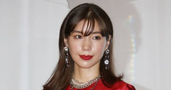 仲里依紗、真っ赤なミニドレスで“絶対領域”披露