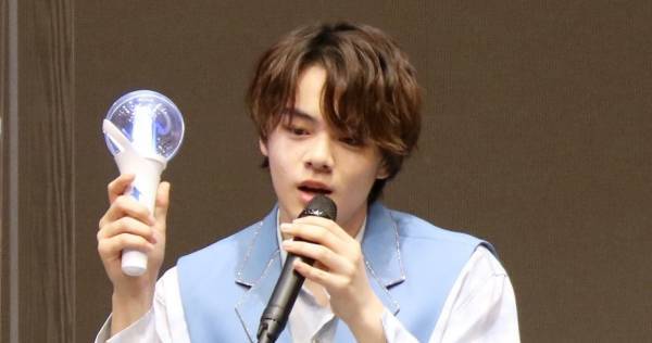 JO1公式ペンライトお披露目! 鶴房が補足説明「瑠姫くんと碧海と僕は色がなくて…」