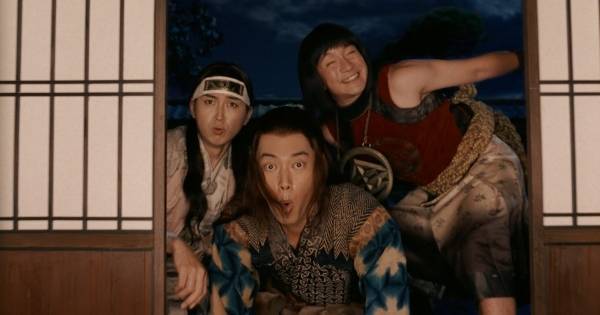 障子に映る影の正体は…三太郎、声をそろえて「すっごい恩返し!」