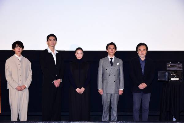 黒沢清監督、ヴェネチア国際映画祭トロフィー前に…蒼井優＆高橋一生を絶賛