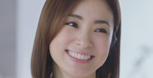 上戸彩の炭酸水“愛”「20歳くらいからずっと好き」「お風呂で飲んだり」