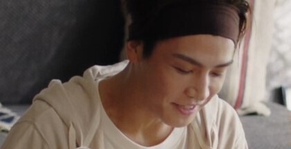 岩田剛典、吉野家の新CM衣装テーマは「プライベート感」ヘアバンド姿も