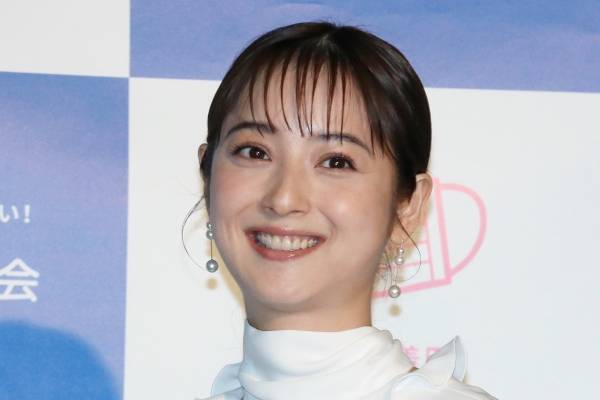 佐々木希、夫・渡部の不倫騒動後初の公の場　笑顔で「みんなで安心マーク」PR