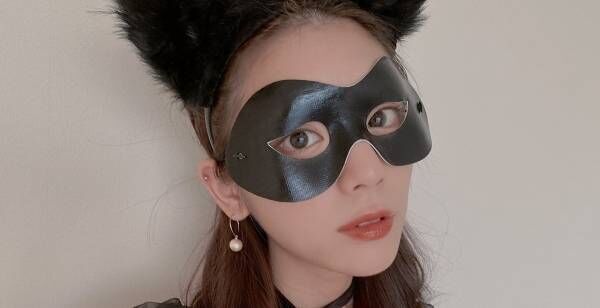 貴島明日香、ミニスカワンピの“黒猫”に　愛猫試す3つのコスプレを披露