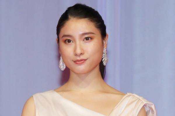 土屋太鳳、ロングドレス姿で魅了! EXILE NAOTOらと東京国際映画祭に登場