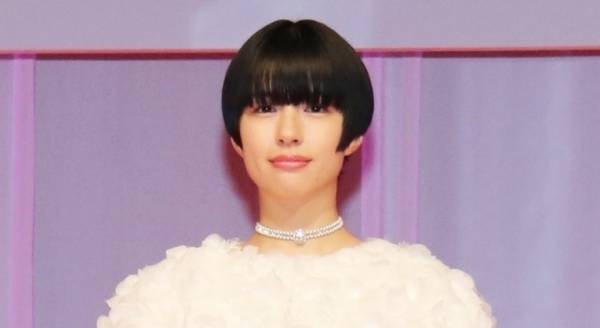 佐久間由衣、“前髪ぱっつん”ショートで小顔際立つ! すらり美脚も披露