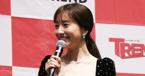 “今年の顔”田中みな実、胸元が開いたドレスで色気放つ