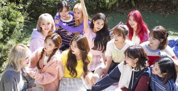 IZ*ONEの日本初写真集は“宝石箱”、宮脇咲良「本気で食べている姿も」