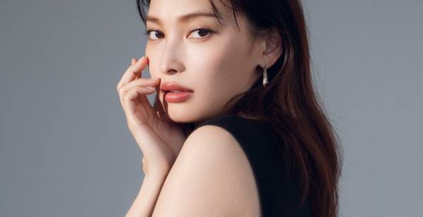 大政絢、圧倒的な美を見せつけるカレンダー　美肌や太ももチラ見せ