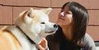 吉岡里帆、犬の前で幸せそうな笑顔…「動物への愛」伝わるオフショット