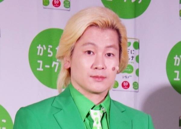 カズレーザー、緑スーツ姿を初披露「髭男爵のひぐちさんって…」