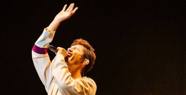 平井堅、初のオンラインライブ「寂しさを上手にくるんで歌い届けます」