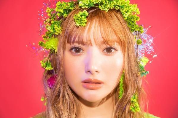 安斉かれん、生花でガーリーに! 新曲「Secret Love」の新ビジュアル公開