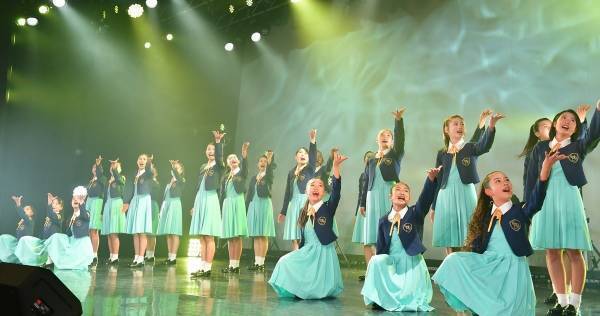 吉本興業発「少女歌劇団ミモザーヌ」お披露目! バク転などアクロバット技も