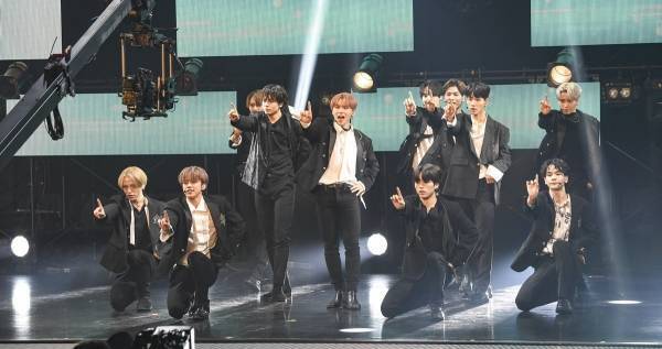 JO1、『MTV VMAJ』ライブで2曲披露「世界をどうする?」「輝かせよう」