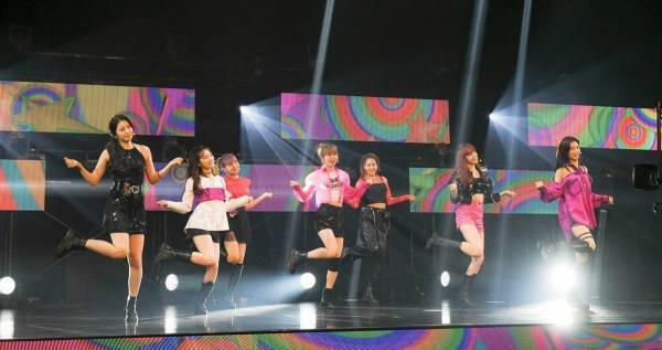 NiziU、「MTV VMAJ」ライブで“縄跳びダンス”　ファンへの恩返しを込めて