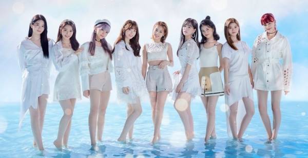 NiziUデビューシングル「Step and a step」、初週売上31.2万枚で1位に