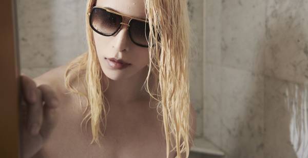 ローランド、初公開“シャワーシーン”でセクシーな美肌＆肉体美披露