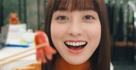 橋本環奈、お昼はウィンナーを「あーん」職場でも恋人にべったりの新CM