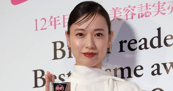 戸田恵梨香、結婚後初の公の場　純白ドレスで美貌放つ