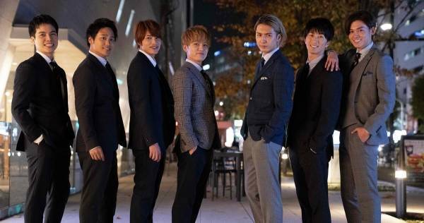 ジャニーズWEST、スーツ姿で全員集合! 14thシングルは「結構な賭けでした」