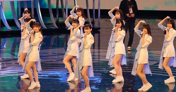 日向坂46、美脚あらわな衣装で「アザトカワイイ」披露 - 紅白リハ