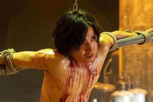 上半身裸で吊るされた藤原竜也、心臓に埋め込まれた爆弾がカウントダウンで絶体絶命