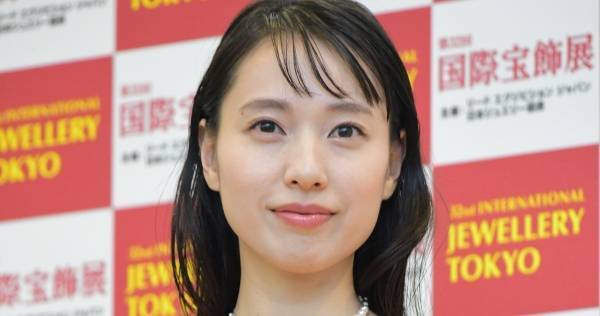戸田恵梨香、美デコルテ×パールで眩い輝き「重さと喜びを味わっています」
