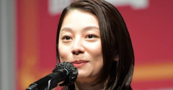 小池栄子、胸元開いた大胆衣装で美ボディ際立つ