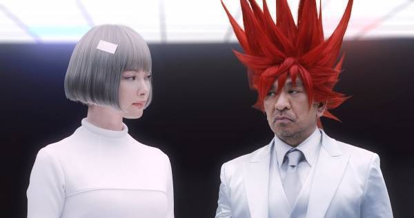 松本人志、逆立った赤髪姿に! アンドロイド役・玉城ティナ「似合ッテナイ」【動画あり】