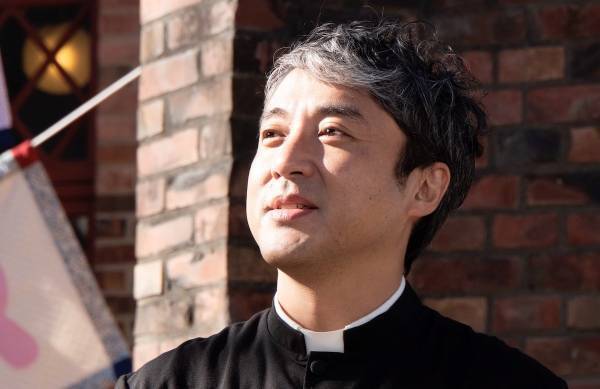 ムロツヨシ、意外にも映画初主演! 娘のために奔走する牧師役「この物語の父になりたい」