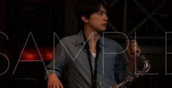 吉沢亮、教師やコンビニ店員に変身　今年のカレンダーで12役演じる