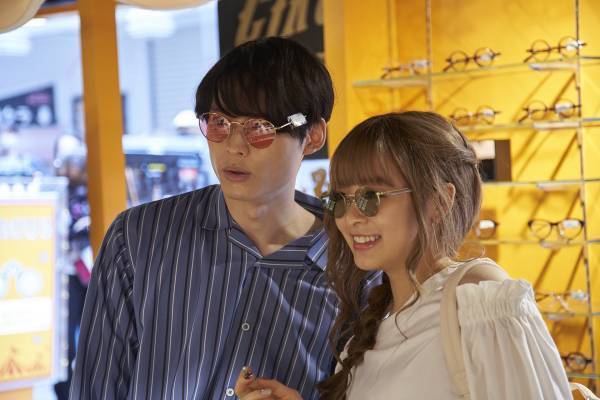 松村北斗、ギャル姿の森七菜とラブラブデート! 胸キュンシーン「注目して」