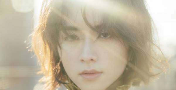 板垣李光人、儚げな眼差しやスーツ姿の色気…カレンダー別カット公開