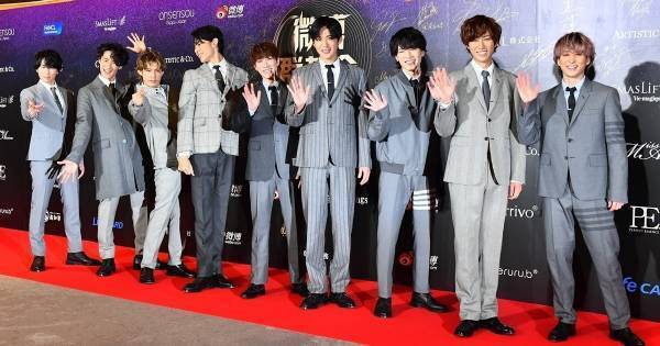 Snow Man、9人全員でレッドカーペット登場! 向井は「もみあげ手裏剣」披露