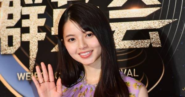 乃木坂46齋藤飛鳥、シースルードレスで美脚チラリ! レッドカーペット登場