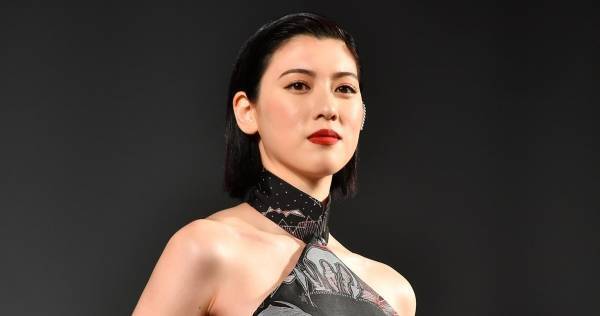 三吉彩花の美背中にうっとり! WEIBO授賞式で抜群のスタイル披露