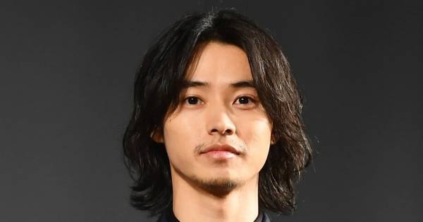 山崎賢人、ヒゲ姿で大人の色気　「面白い作品は国境ない」授賞式で語る