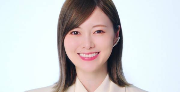 白石麻衣、白いスーツで変化語る新WEB動画「今は自分で撮影したり…」