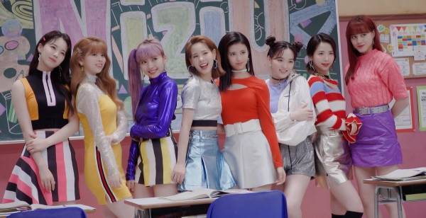 NiziU・MAYUKA、ネコ語で「にゃにゃ?」かわいいとメンバー絶賛