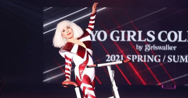 81歳・デヴィ夫人、TGC初出演! “ハイテク”衣装で圧巻ステージ